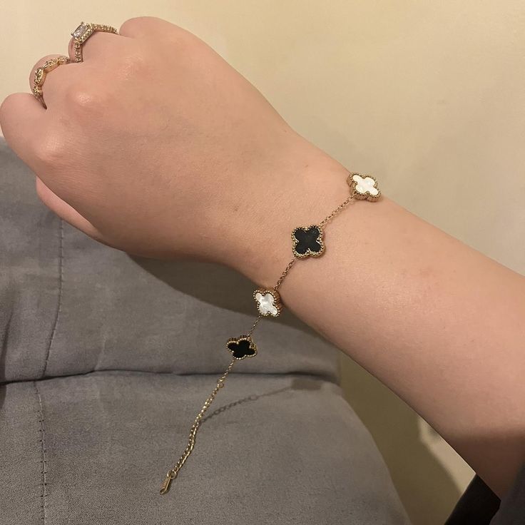 Reversable Black and White Clover Bracelet Anti Tarnish (Van Cleef)